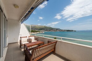 Property grounds - Sunny apartment only 10 m from the sea! (Stobreč)