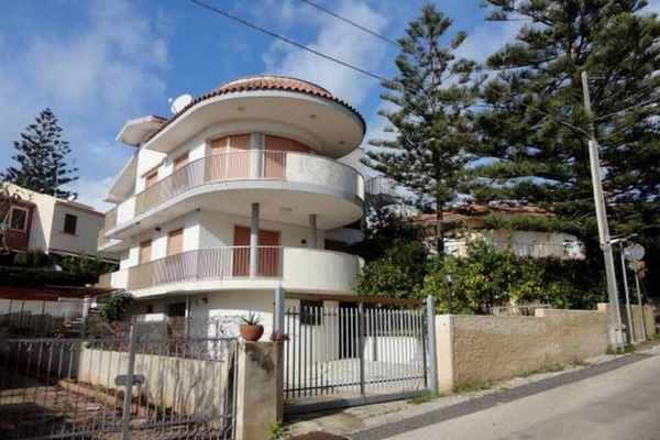 ILLA MARIA A 150 METERS FROM THE BEACH OF GOLDEN SAND