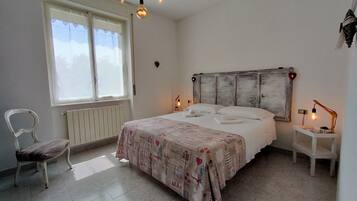 1 Schlafzimmer, Zimmersafe, Schreibtisch, Bügeleisen/Bügelbrett