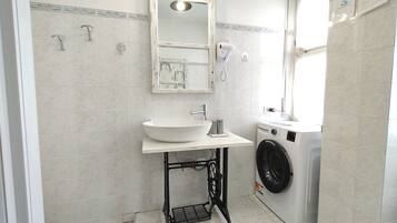 Shower, hair dryer, bidet, towels