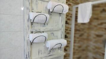 Doccia, asciugacapelli, bidet, asciugamani