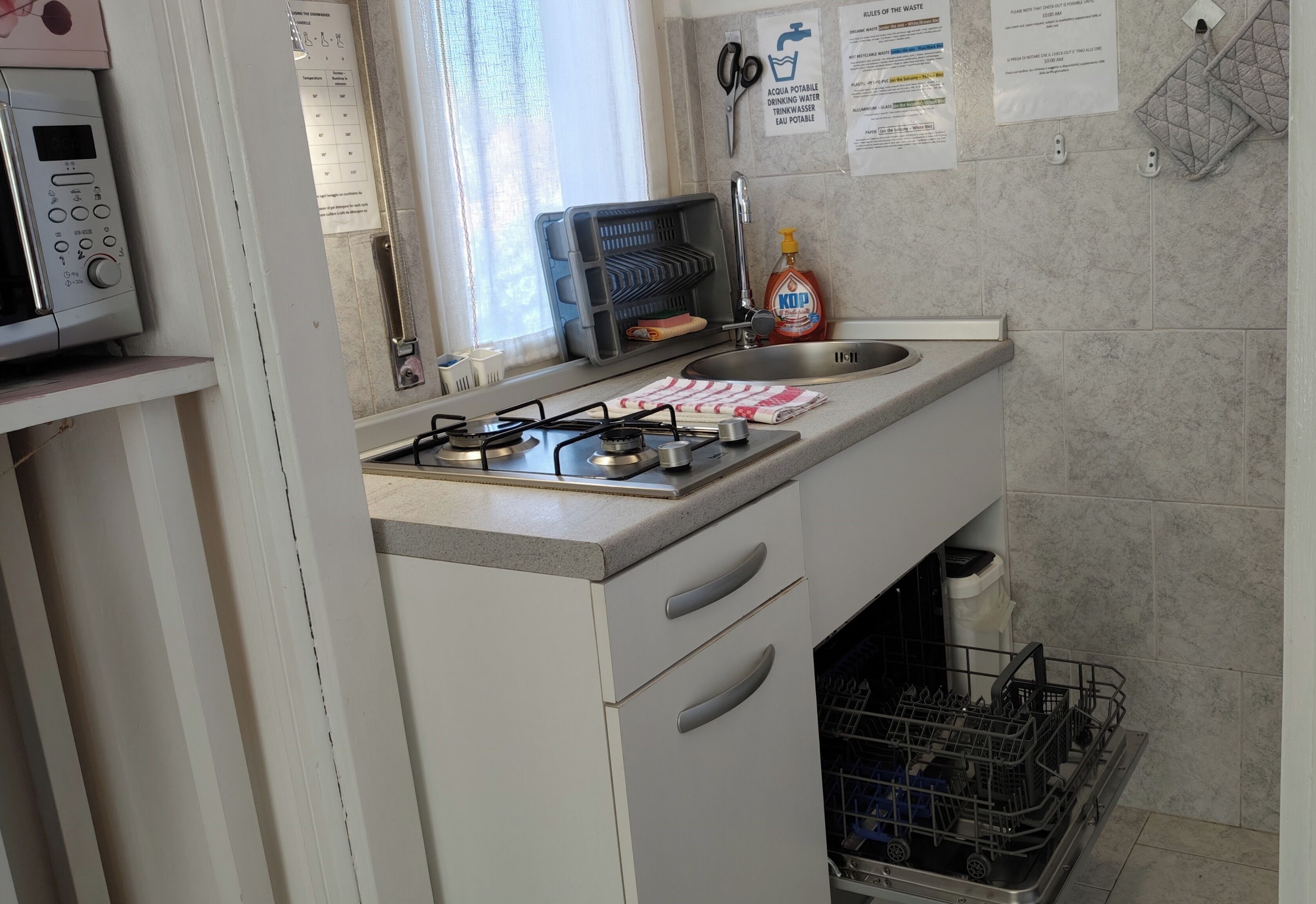 Køleskab, mikrobølgeovn, ovn, kogeplade