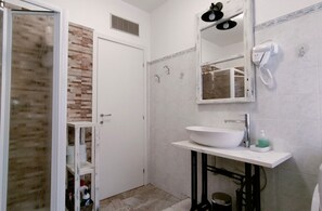 Ducha, secador de pelo, bidé y toallas