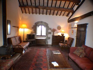 Smart-tv, eldstad, dvd-spelare och ett bordtennisbord