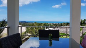A balcony with a table, chairs, and a can of beer. - Villa Paradise with pool and sea view (Ko Samui)