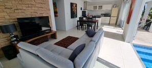 Smart TV, Netflix, streaming services, video library - Villa Paradise with pool and sea view (Ko Samui)