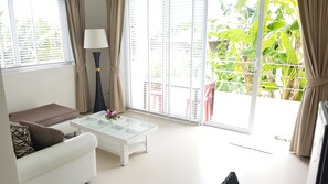 Smart TV, Netflix, streaming services, video library - Villa Paradise with pool and sea view (Ko Samui)