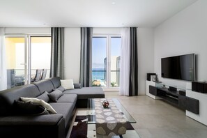 TV - Beachfront Apartment Lemonade VIII (Trogir)