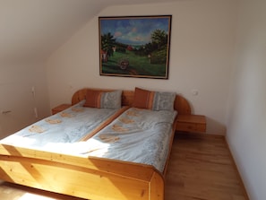2 bedrooms, desk, bed sheets
