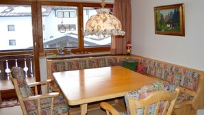 Family Condo, 2 Bedrooms | Makan dalam bilik