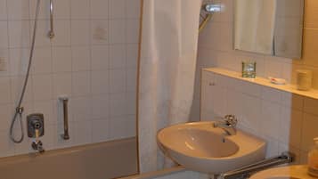 Appart'hÎtel Familial, 2 chambres | Salle de bain | Baignoire et douche séparées, baignoire relaxante profonde