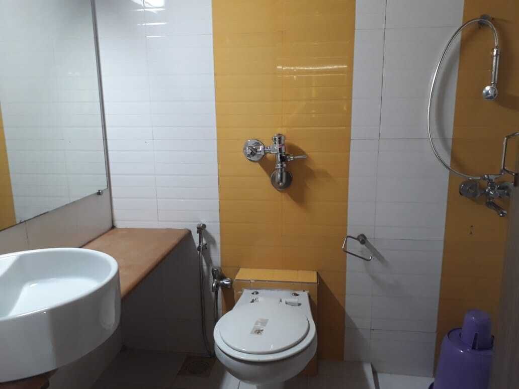 deluxe double room, 1 queen bed, smoking | bathroom | shower, towels