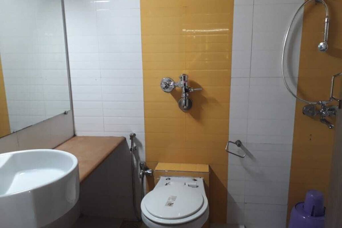 deluxe double room, 1 queen bed, smoking | bathroom | shower, towels