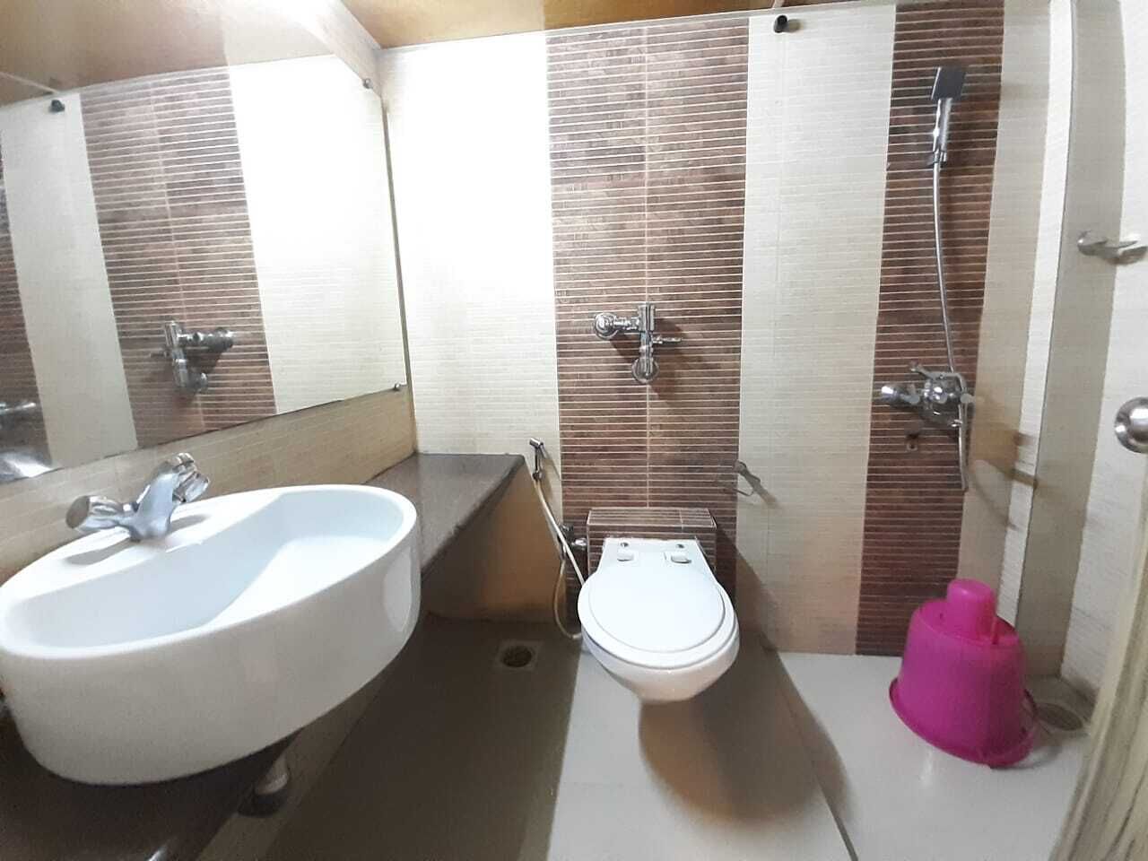 superior double room, 1 queen bed, non smoking | bathroom | shower, towels