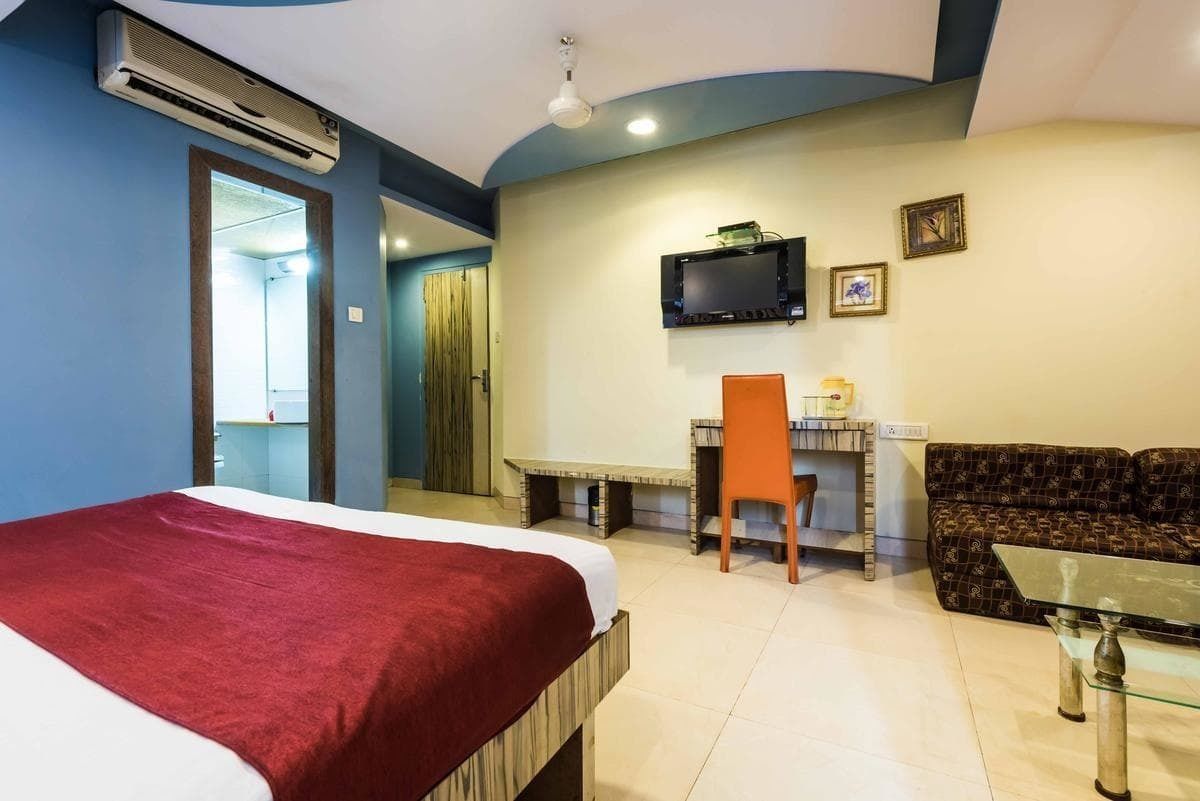 superior double room, 1 queen bed, non smoking | in-room safe, desk, free wifi, bed sheets