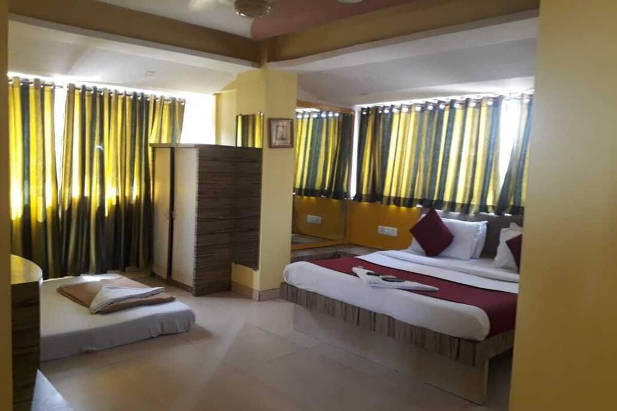 superior double room, 1 queen bed, non smoking | in-room safe, desk, free wifi, bed sheets
