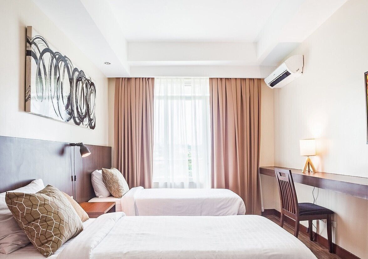 Ropa de cama de alta calidad y caja de seguridad en la habitación 
