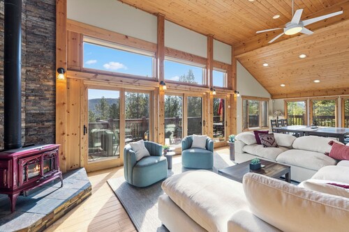 Spectacular Peak 7 Open and Great Views! STR21-01365