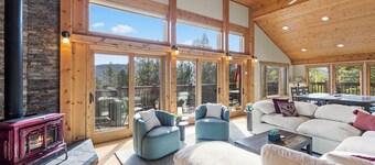 Spectacular Peak 7 Open and Great Views! STR21-01365