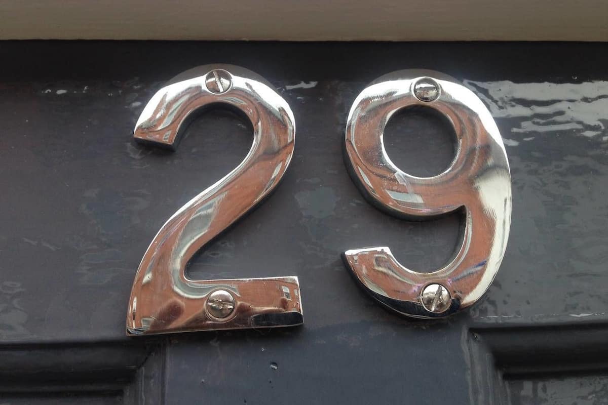 Un numéro de maison, le « 29 », avec une finition métallique brillante.