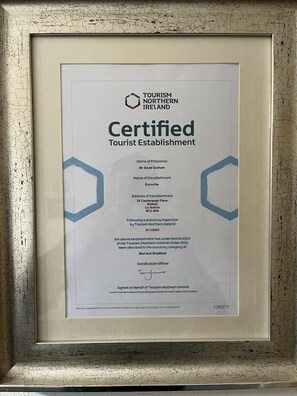 Certificat emmarcat de Turisme d'Irlanda del Nord per a un establiment turístic.