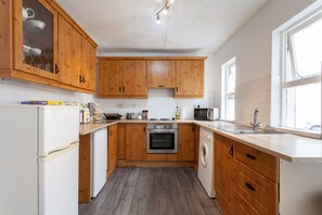 Fridge, microwave, oven, stovetop - EuroVilla (Belfast)