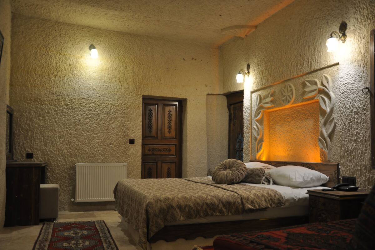 Chambre Confort | Draps en coton égyptien, literie de qualité supérieure, minibar