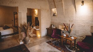 Suite – honeymoon | Oppholdsområde | En 61-tommers LED-TV med Parabol-TV samt TV