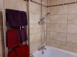 Duschwanne, kostenlose Toilettenartikel, Haartrockner, Handtücher