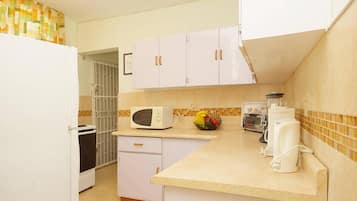 Fridge, microwave, oven, coffee/tea maker
