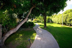 Property grounds - Kingston Cottage (Kingston)