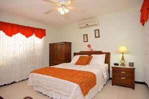 1 dormitori, caixa forta a l'habitació i decoració individual 