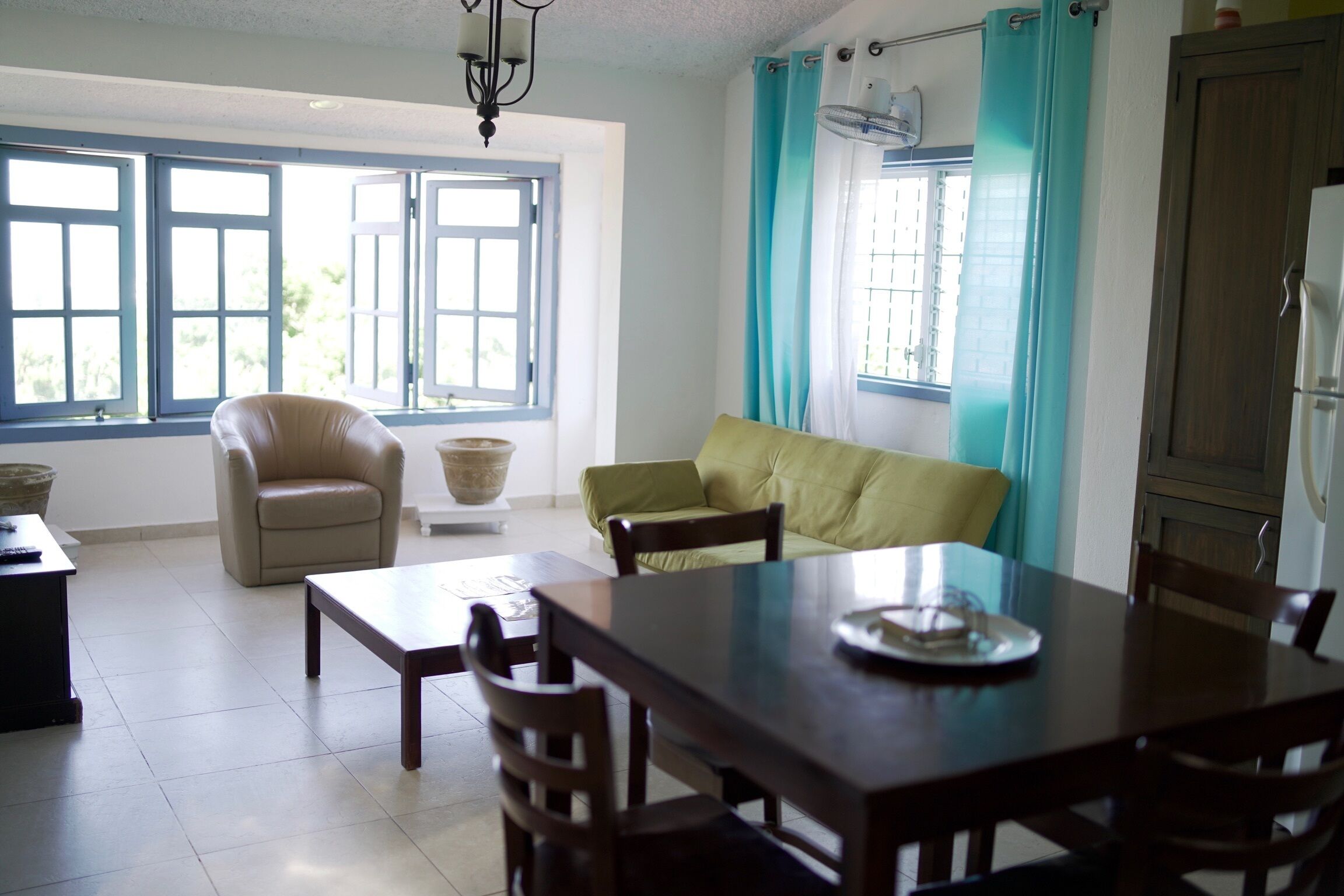 그랜드룸, 침실 1개, 욕조, 수영장 전망 | 거실 공간 | 케이블 채널 시청이 가능한 50인치 평면 TV, TV