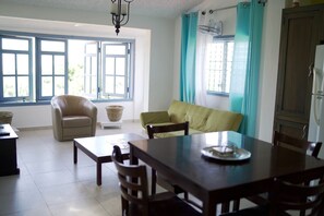 Rom – grand, 1 soverom, badekar, bassengutsikt | Oppholdsområde | En 50-tommers Flatskjerm-TV med kabel-kanaler samt TV