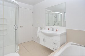 Rumah, 5 kamar tidur | Kamar mandi | Shower, perlengkapan mandi gratis, pengering rambut, dan handuk