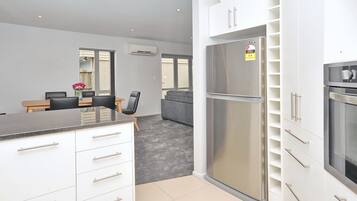 House, 5 Bedrooms | Dapur peribadi | Peti sejuk/penyejuk beku saiz penuh, ketuhar gelombang mikro, ketuhar