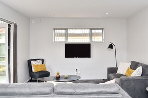 Flat-screen TV - Regents Villa A (Christchurch)