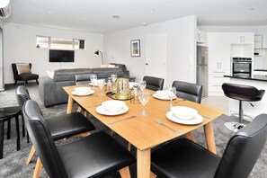 House, 5 Bedrooms | In-room dining - Regents Villa A (Christchurch)