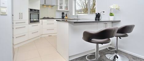 House, 5 Bedrooms | Dapur peribadi | Peti sejuk/penyejuk beku saiz penuh, ketuhar gelombang mikro, ketuhar