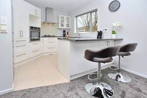 Nhà, 5 phòng ngủ | Bếp riêng | Tủ lạnh, lò vi sóng, lò nướng, bếp nấu 