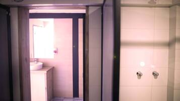 Shower, free toiletries