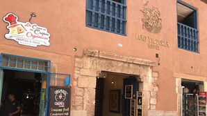 A building with a sign for 'La Casa de los Crepes Orgánicos' and 'Nao Victoria Hostel'. - Nao Victoria Hostel (Cusco)