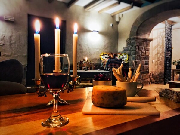 Bar (on property) - Nao Victoria Hostel (Cusco)