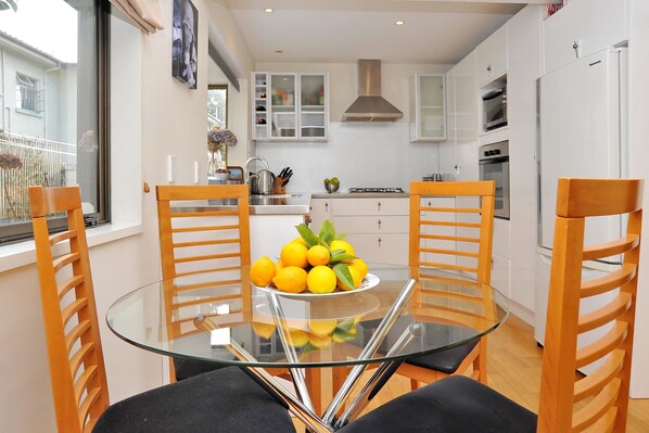 Apartment, 2 Bedrooms | In-room dining