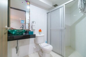 Habitación triple estándar | Baño | Ducha y cabezal de ducha tipo lluvia