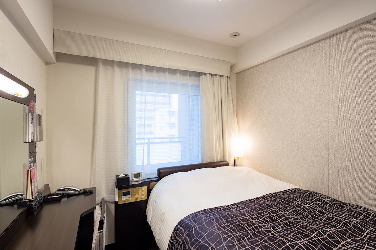 Premium bedding, down comforters, desk, laptop workspace