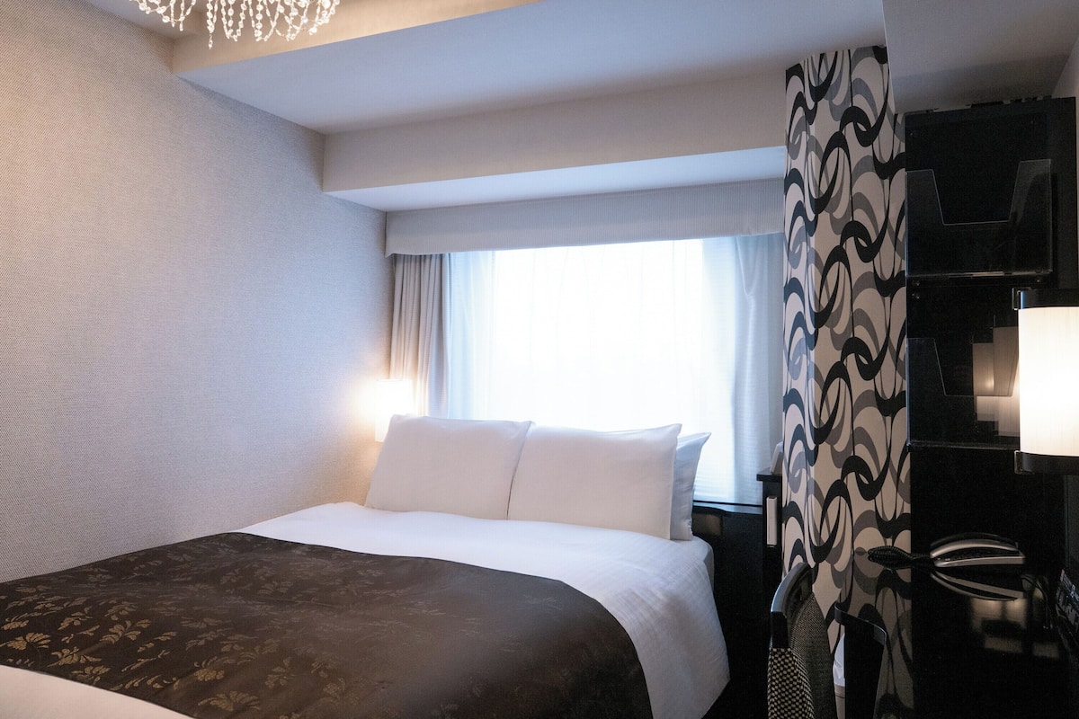 Premium bedding, down duvets, desk, laptop workspace