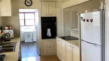 House, 3 Bedrooms, 2 Bathrooms (The Homestead) | Private kitchen | Full-size fridge, microwave, oven, stovetop