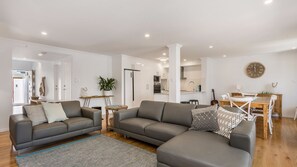 Smart TV - Ocean Walk - villa with pool near Main Beach (Byron Bay)