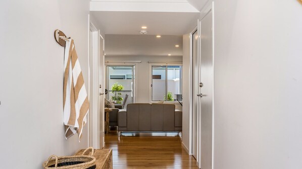 Interior - Ocean Walk - villa with pool near Main Beach (Byron Bay)